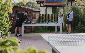 Tischtennisplatte und Billiardtisch 